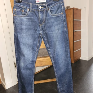 Levi's 512 Slim Taper jeans blå - Levi's 512 Slim Taper jeans i bra skick. Liten defekt på etikett, se bild tre.