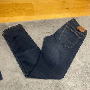Mörkblå jeans från Lee - Tja! Säljer ett par mörkblå jeans som är i otroligt fint skick, endast använt ett fåtal gånger. Passade inte modellen men hör av er vid frågor! :) 
