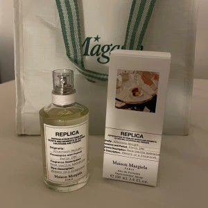 Maison Margiela Afternoon Delight - Köpte denna igår och endast använt en gång, inte riktigt min personliga smak. Varm vaniljig doft, perfekt till hösten och vintern! Nypris 1700kr, köpt på rea för 1600kr, kvitto medföljer + orginal paketering. Hör av er vid minsta fundering🤩