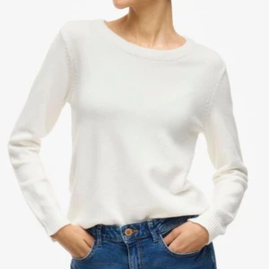 Vit stickad tröja - Säljer en vit stickad tröja från vila! Finns inga tecken på andvändning. Skriv ifall du är intresserad eller vill ha bilderna jag tagit på tröjan 💗Har en likadan i grå till salu 😊