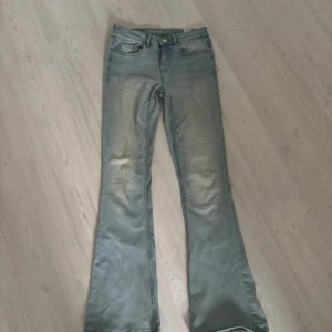 Ljusblå bootcut jeans S/34 - Ett par ljus blåa bootcut jeans i storlek S. Rakt över är den ca 102 cm och Innerslängden är ca 79 cm