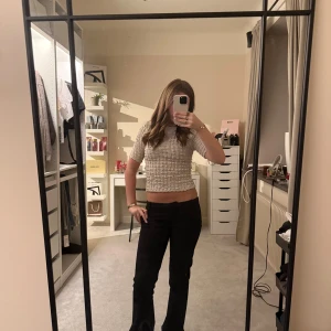 Beige strukturerad topp från Lindex - Säljer en beige, croppad topp från Lindex med kort ärm och rund hals. Toppen har ett unikt strukturerat tyg med rutigt mönster och är tillverkad i ett mjukt material som känns skönt mot huden. Perfekt för dig som gillar stilrena men ändå intressanta plagg.