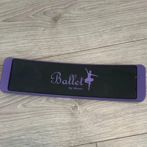 Ballet Balance Board - Ballet Balance Board från Reehut, perfekt för dans- och balettträning. Robust konstruktion med halkfri yta. Lila färg. Viss användning syns på undersidan med repor och slitage, men fullt funktionell och redo för nya träningspass. Köpt för 350kr.