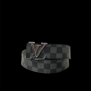 Louis Vuitton rutig svart bälte - Snyggt bälte från Louis Vuitton med klassiskt rutigt mönster i svart och grått. Bältet har en stilren LV-spänne i silverfärgad metall och är tillverkat i skinn. Perfekt för att lyfta din outfit med en exklusiv touch.