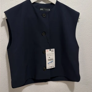 Mörkblå väst från Zara - Snygg mörkblå väst från Zara i storlek S.🥰Västen har en rak och croppad passform💕 aldrig använd 