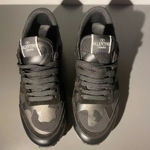 Valentino garavani rockrunner - Valentino garavani rockrunners                     Skorna är i utmärkt utan några som helst skador   Storlek 41                                                                       Bara att höra av sig vid minsta lilla fundering