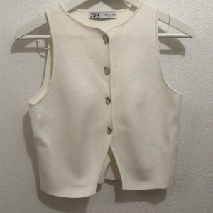 Vit väst från Zara - Stilren vit väst från Zara med silvriga knappar framtill. 💕