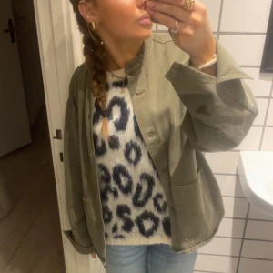 Grön jeansjacka ARKET strl 34 - Säljer en olivgrön overshirt jacka från ”Arket” i storlek 34. Köpt i butik, nypris 1000. Perfekt för lager-på-lager och trendig stil.