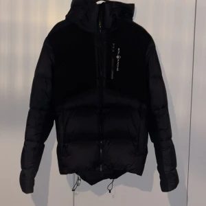 Sail racing jacka - skit varm jacka perfekt nu till vintern, anledningen Varöfr jag säljer är för den är för stor. har en defekt, ett håll på ryggen men har en patch på så de är inget problem syns knappt ute
