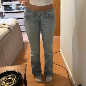 Lågmidjade jeans  - Ljusblåa lågmidjade bootcut Jeans ifrån big star. Tror storleken är 27/34. Midjemåttet är ca 36-37cm och innerbenslängden ca 80cm. En liten fläck som går att se på sista bilden. Där av priset. Men Pris går att diskutera. Skapa gärna en bundel.