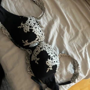 Intimissimi bh - Intimissimi bh storlek 75B . Bra skick och nytvättad inte använd på länge. Men det finns en defekt (se bild 3) men annars funkar den bra och ser bra ut. Pris kan självklart diskuteras 