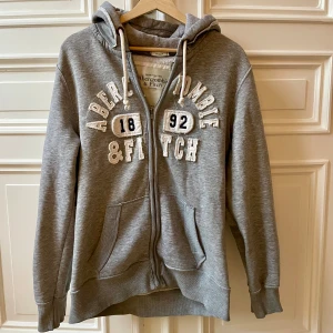 Abercrombie & Fitch zip hoodie - Säljer en fet A&F zip. Den är i bra skick och utan defekter som hål. Tveka inte att höra av er vid frågor!