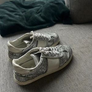 Valentino glitter skor SILVER - Glittriga silvriga valentinosneakers. Strl 38. Väl använda , därav slitna men fortfarande funktionella. 