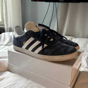 Adidas Gazelle Blå - Feta Adidas Gazelle STORLEK 43 1/3