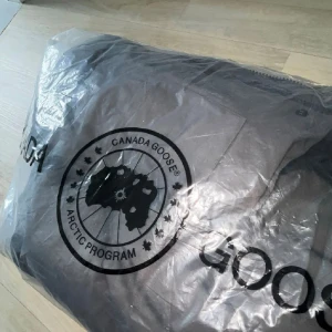  Canada Goose  - Säljer en helt ny Canada Goose väst som jag fick i present. Varken använd eller tvättad, lappar och påse finns kvar. 