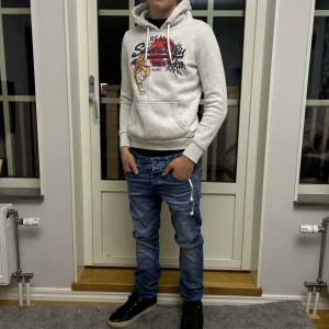 Vit tröja från super dry XS - As fet hoodie från Super Dry! I färgen vit med ett jäkligt snyggt tryck. Nyskick 10/10! Storlek XS. 😀