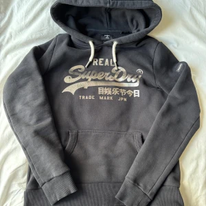 Super dry Hoodie - Snygg superdry hoodie ( har ett litet hål vid armhålan men syns nästan aldrig )