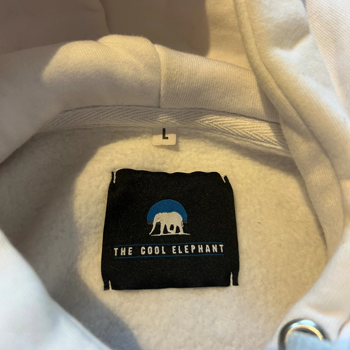 Vit hoodie med konstmotiv  - 2