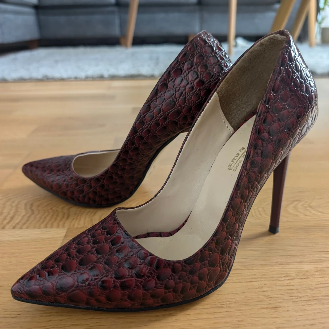 Vinröda pumps med ormskinnsmönster - 1