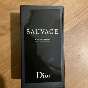 Dior Sauvage Eau de Parfum 100ml - Sauvage Eau de Parfum från Dior, 100 ml. Flaskan är återfyllningsbar och tillverkad i Frankrike. Ingredienser: alkohol, parfym, vatten, limonene, linalool, coumarin, citronellol, geraniol m.fl. Perfekt för dig som vill ha en ikonisk doftupplevelse med stil.