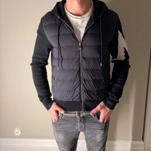 Moncler Cardigan - Tja, säljer nu denna Moncler Cardigan. Skick: 9/10. Pris: 3499kr. Storlek M.