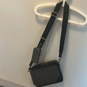 Louis Vuitton axelväska monogram svart - Tjena‼️ Säljer min LV Trio Messenger väska idag 💼 Inte riktigt min stil längre, fick den i födelsedagspresent av min brorsa 🎁 Pris kan snackas om‼️ 