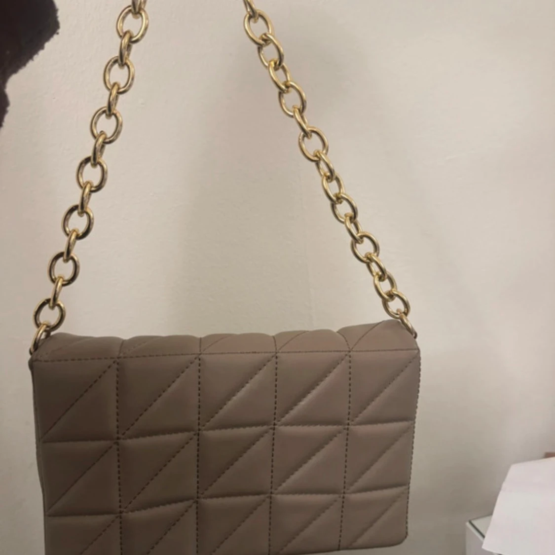 Beige quiltad axelväska med kedja - 1