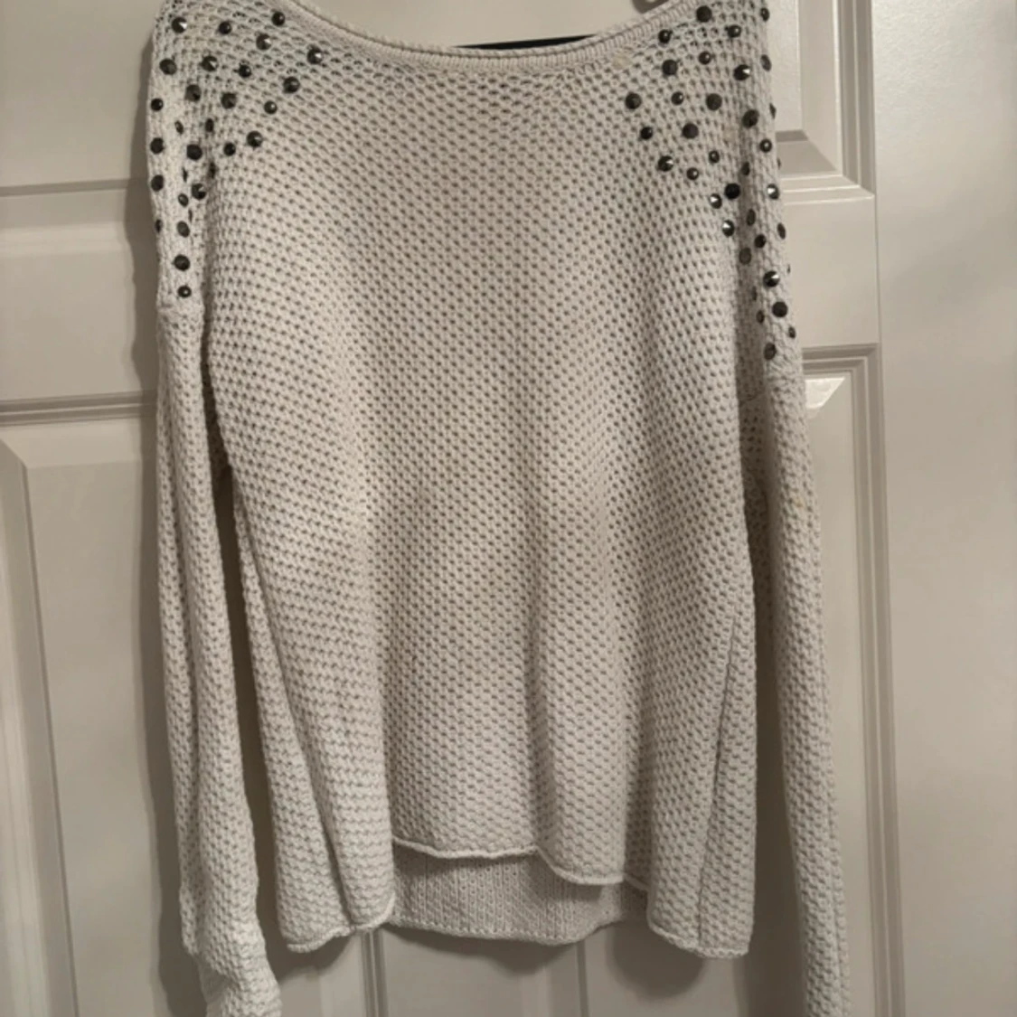 Vit stickad tröja med nitar från ONLY