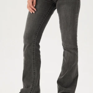 Mörkgråa true religion jeans - Snygga mörkgrå jeans med bootcut passform, Jeansen är lågmidjade och ganska långa i benen dom går ner i marken för mig som är 172
