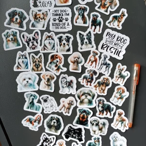 48hund Klistermärken  - Ett set med magnetiska dekaler föreställande olika hundraser, perfekt för kylskåp eller whiteboard. Färgglada och detaljerade motiv, inklusive roliga citat om hundar. Alla magneter är i mycket gott skick utan synligt slitage.