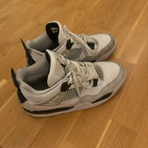 Jordan 4 military black  - Milirary black, storlek 44 relativt used 
