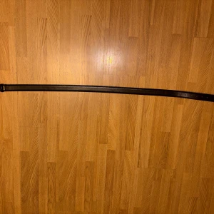 Brunt skärp från Saddler i skinn - Säljer ett stilrent och klassiskt brunt bälte från Saddler, tillverkat i Italien av äkta skinn. Bältet har en klassisk, slät design utan mönster och är perfekt för att ge din outfit en snygg touch. Märket och storleken är präglade på insidan av bältet.