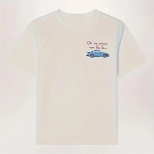 Vit t-shirt  - Vit t-shirt med ett litet tryck av en blå bil och texten 'Chi va piano non ha la la...' på bröstet. Klassisk passform och rund hals, perfekt för en avslappnad stil. Finns i storlekar S, M, L, och XL fråga bara