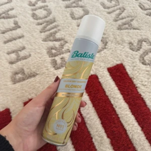 Batiste torrschampo Blonde - Batiste Colour Dry Shampoo Blonde är ett torrschampo speciellt för blont hår. Kommer i en smidig sprayburk med gult och vitt mönster. Perfekt för att fräscha upp håret snabbt och ge volym utan vita rester.