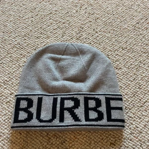Burberry mössa - En grå burberry mössa med vit text och den är helt ny. Pris kan diskuteras och skriv om du har några frågor. 