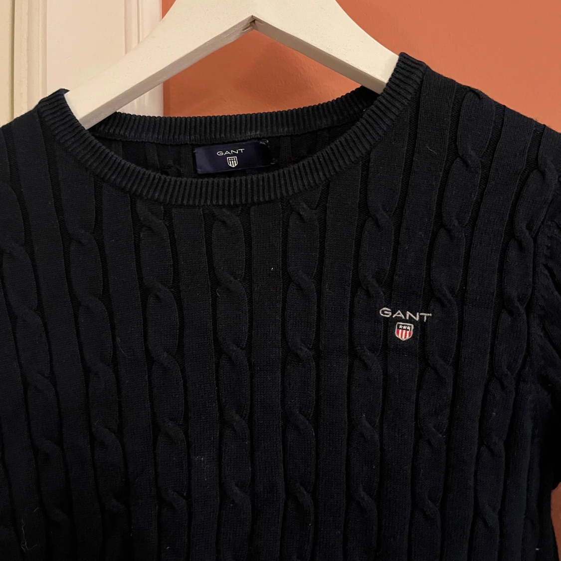 Marinblå kabelstickad tröja GANT - 1