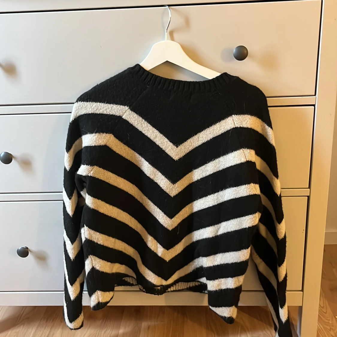 Svartvit stickad tröja från ONLY - 2