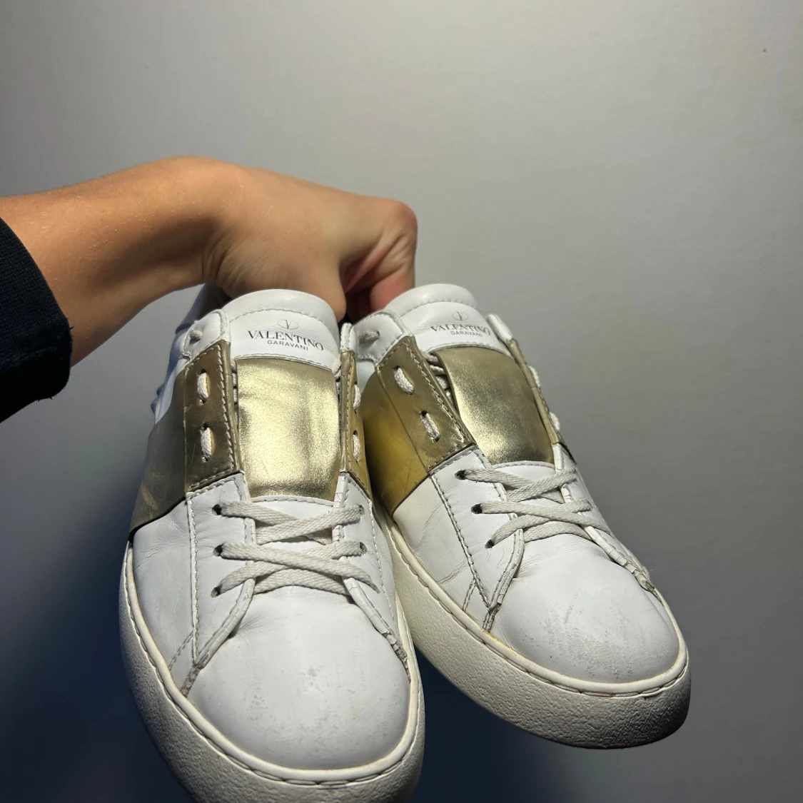 Valentino Garavani sneakers i vitt och guld - 1