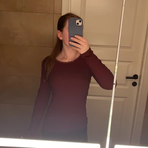 Vinröd långärmad tröja - Vinröd tröja från hunkemöller i storlek S, knappt använd och de därför jag säljer den! Jätte fint skick💖