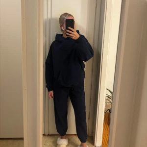 Mörkblå oversized hoodie med matchande mjukisbyxor  - Säljer en mörkblå hoodie och matchande byxor  i oversized modell .