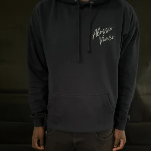 Alessio Vènce hoodie  - Säljer denna tvär feta Alessio Vènce hoodie mörkblå! Finns storlek S,M,L!              Limiterad kollektion                                     (inte ens släppt offentligt än).                 först till kvarn.   