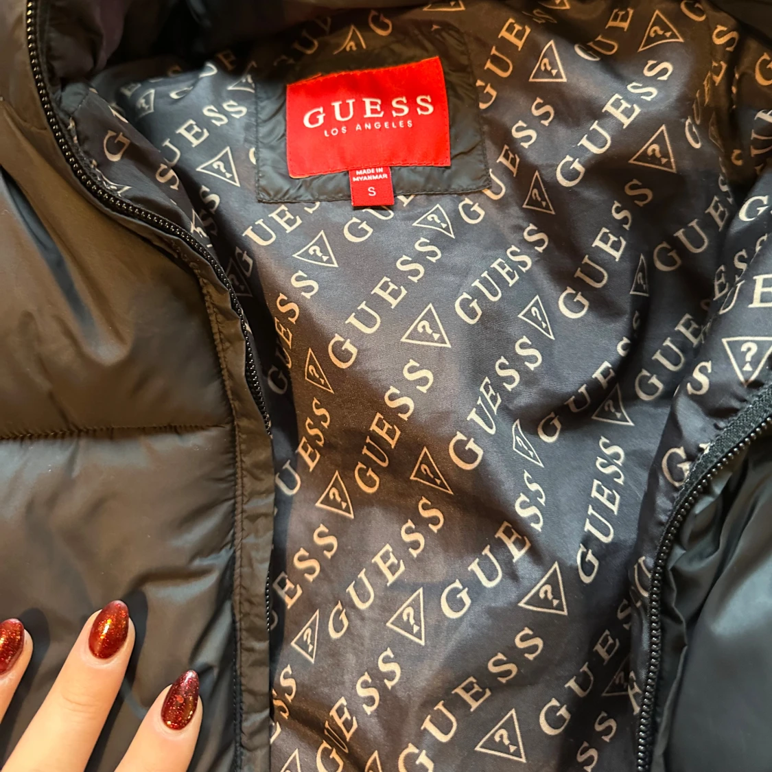Svart pufferjacka från Guess  - 2