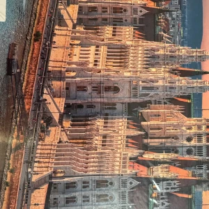 Nytt pussel 1000 bitar: Budapest Parliament - Upptäck den ikoniska parlamentsbyggnaden i Budapest med detta helt nya, ouppackade 1000-bitars pussel i orginalförpackning men utan prislapp! Perfekt förg dig som gillar utmaningar och vackra stadsmotiv. Samla vänner eller koppla av själv medan du bygger ihop en fantastisk bild av Europas arkitektur.