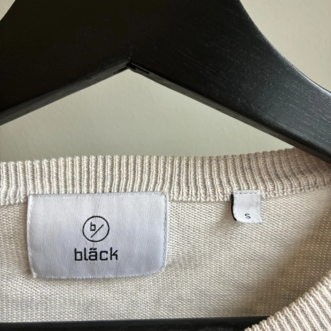 Beige stickad tröja från Bläck - 1