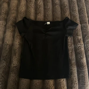 Svart topp - Supersöt svart topp med skrynklad framsida från H&M, jättebra för att komplettera outfits 🤍