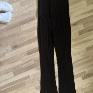 Svarta bootcut leggings från Gina Tricot - Svarta leggings från Gina Tricot i mjukt stretchigt material. Modellen har hög midja som ska vikas ner så att de blir lågmidjade. Passar xs/s och priset går såklart att diskutera, jag säljer även dessa i svart, kolla in min profil för mer💕