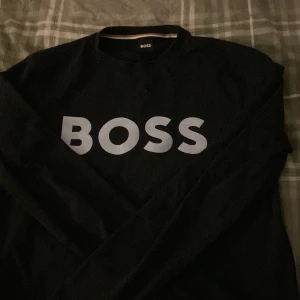 Svart långärmad tröja från BOSS - Tjena, dags att sälja boss tröjan nudå, då den har blivit för liten, nypris 1200. Kan tänka mig lite billigare men kom dm för mer bilder och pris!