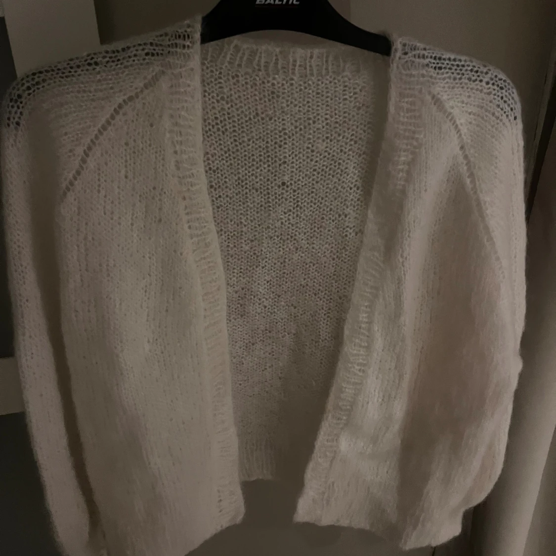 Vit stickad kofta i oversize-modell