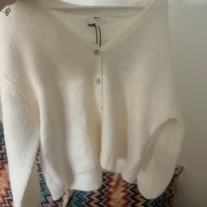 kofta - säljer denna populära slutsålda stickade koftan från ginatricot🥹😍🫶🏼🫶🏼helt ny med prislapp kvar 