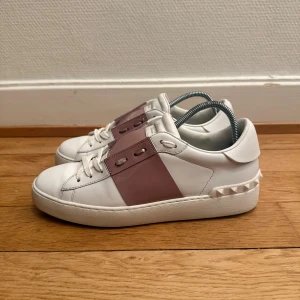 Valentino open sneakers  - Säljer nu dessa fina valentino skor | super fint skick | Givetis äkta | Storlek 38 | Kommer även med äkthetsbevis | Hör gärna av er vid frågor eller funderingar 